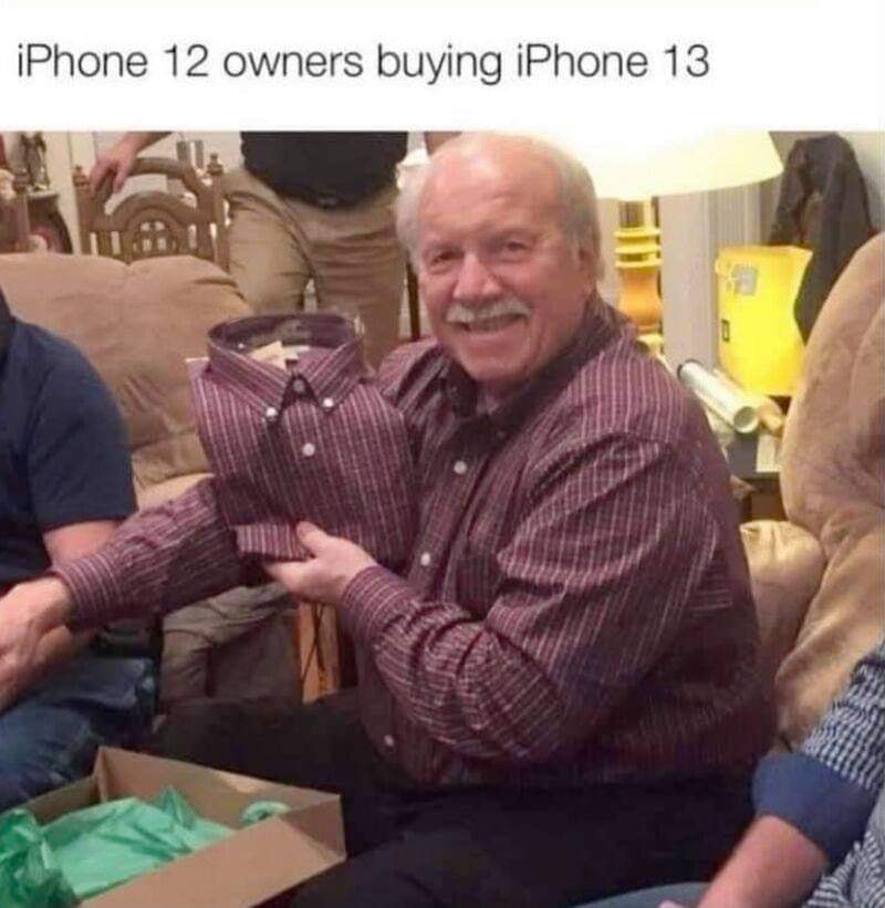 Μπορεί να είναι εικόνα 1 άτομο και κείμενο που λέει iPhone 12 owners buying iPhone 13