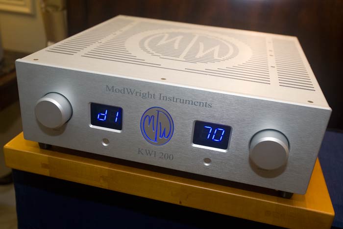 IMG_4571-modwright-KWI-200-integrated-amplifier-small.jpg