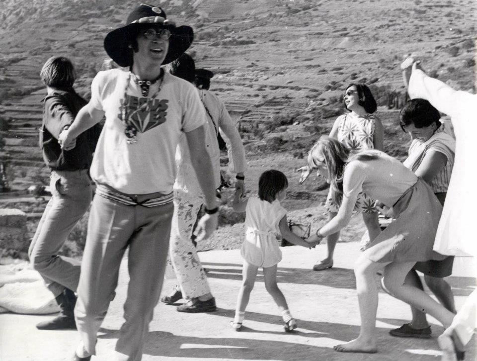 Δελφοί, Ιούλιος 1967, ο John Lennon, Julian Lennon και Paul McCartney με την παρέα τους,.jpg