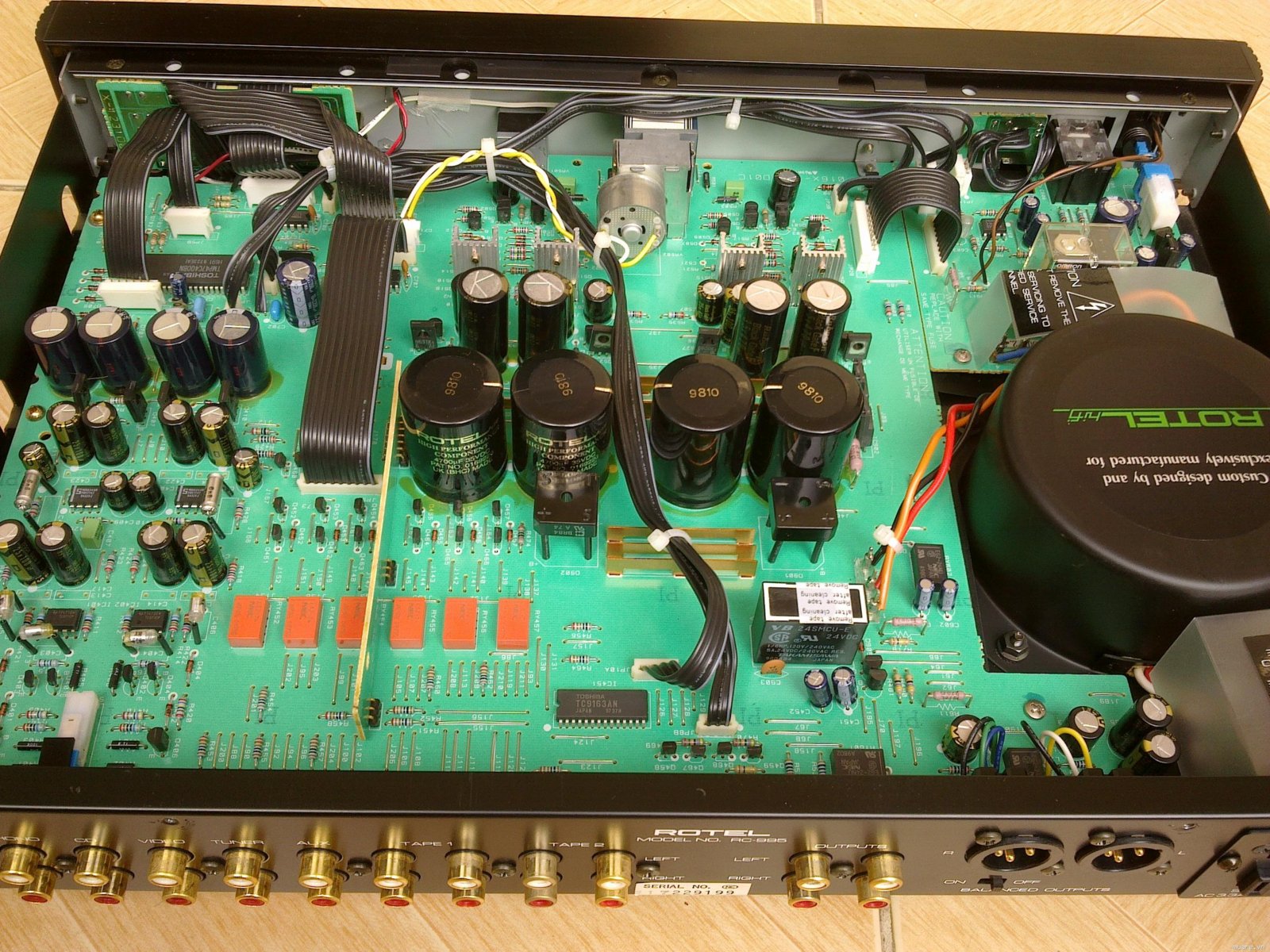 rotel rc 995 guts !.jpg