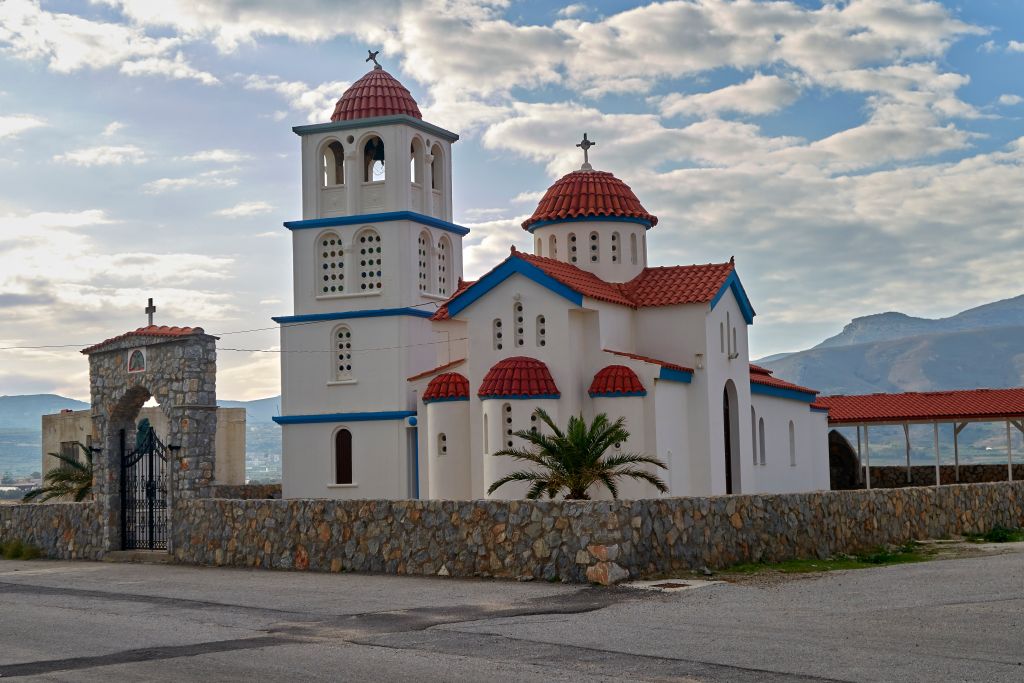 Kissamos port church.jpg