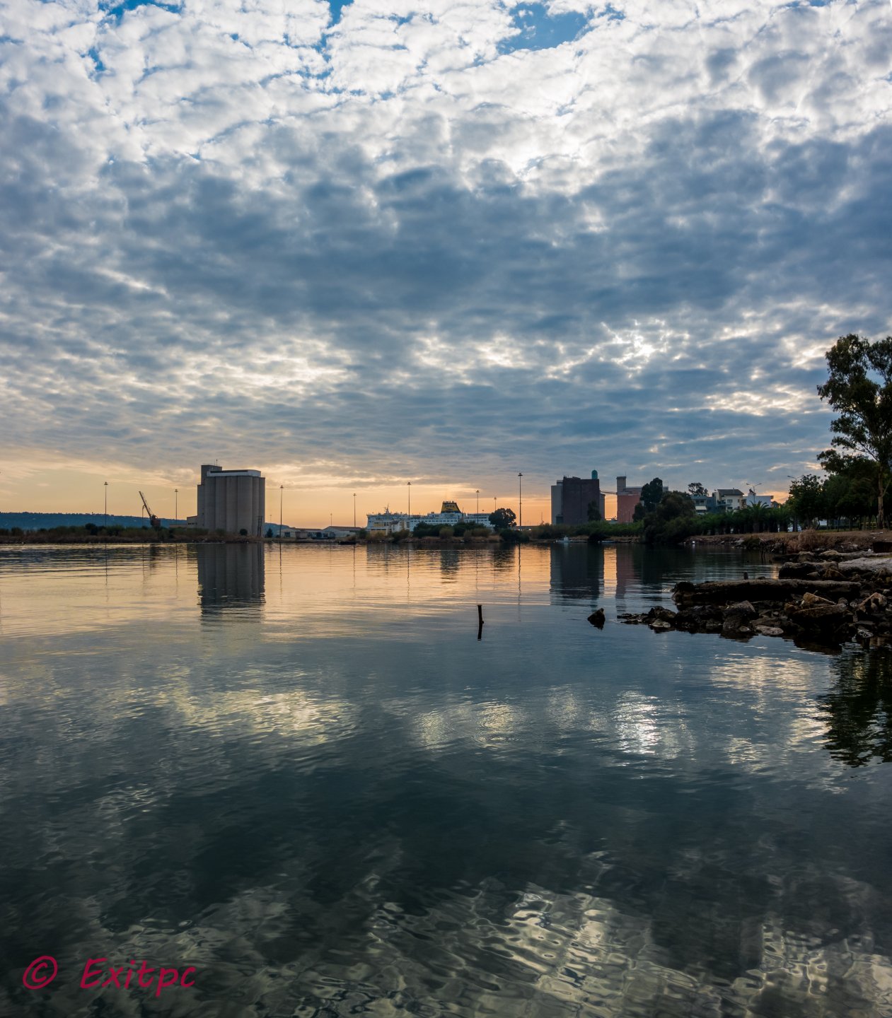 Suda bay 9 o'clock morning.jpg