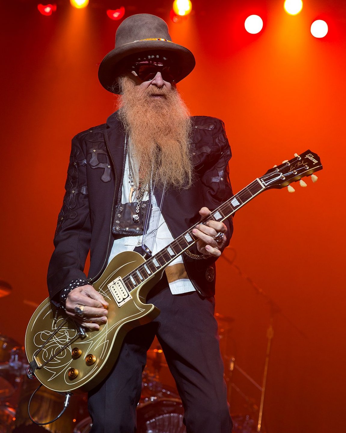 Billy_Gibbons_of_ZZ_Top_performing_in_San_Antonio,_Texas_2015.jpg