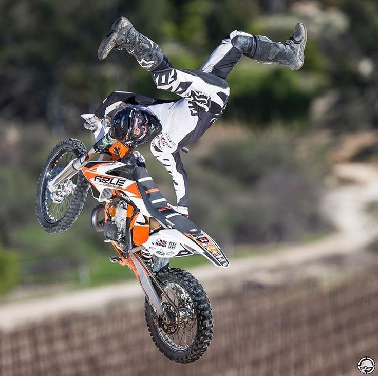 d345a2cdf0c72991ec9550eb691e3b84--dirtbikes-white-outfits.jpg