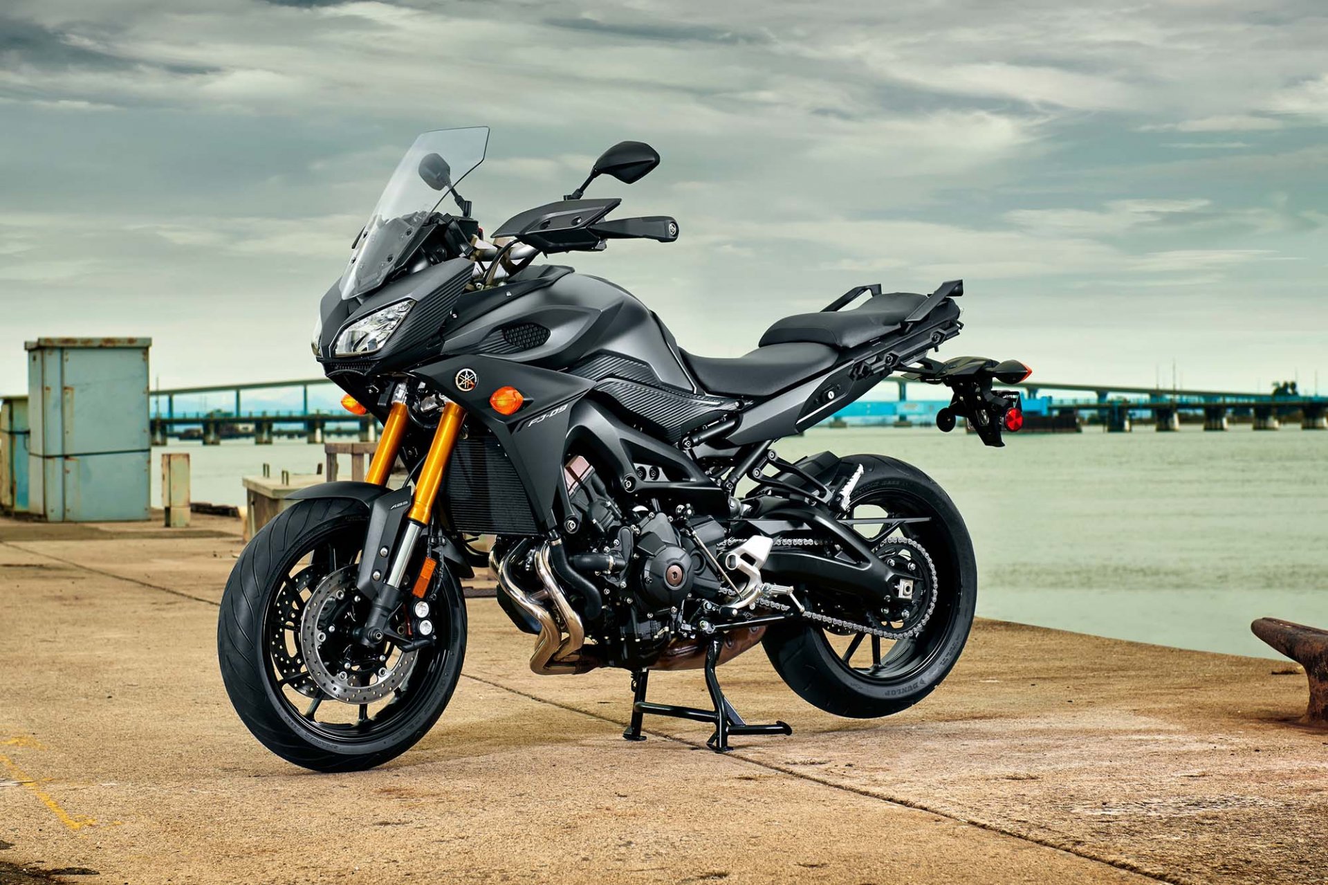 2015-Yamaha-FJ-09-MT-09-Tracer-06.jpg