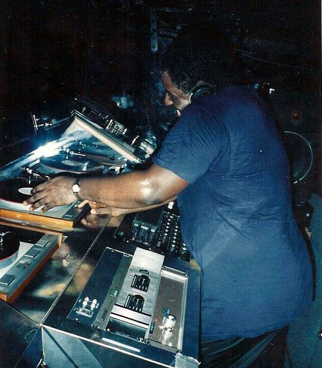 c8df5106a0f245ec4e383890827a6ab1--larry-levan-dj-booth.jpg