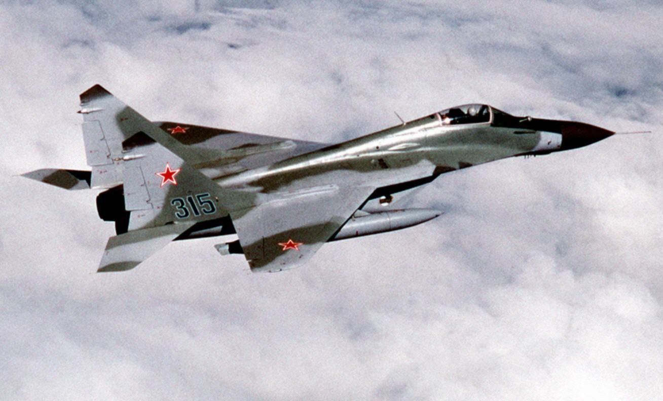Soviet_MiG-29_over_Alaska_1989.jpg