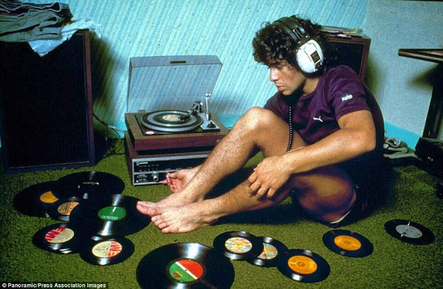 Diego+Maradona+listening+to+records,+1980.jpg