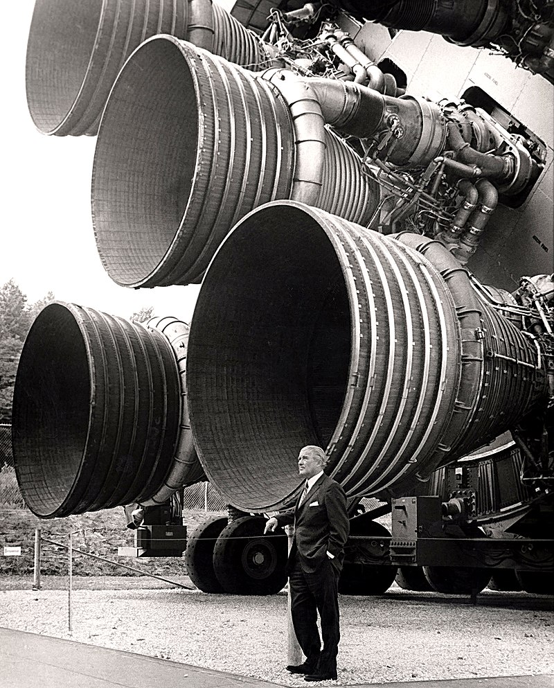 800px-S-IC_engines_and_Von_Braun.jpg