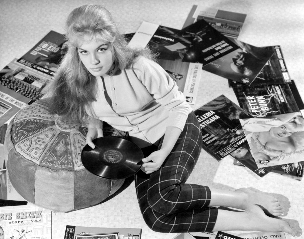 beat-girl-1959-003-gillian-hills-amidst-record-sleeves-00n-tzl-ORIGINAL.jpg