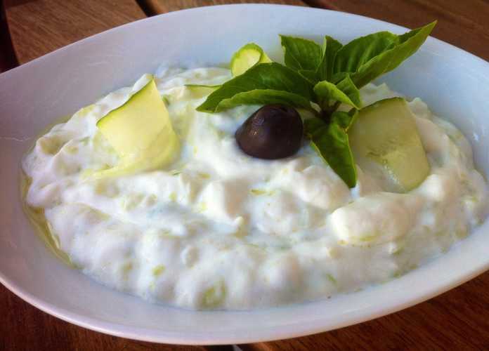 Tzatziki-syntagi-eukolo-spitiko-tzatziki-me-skordo-696x500.jpg