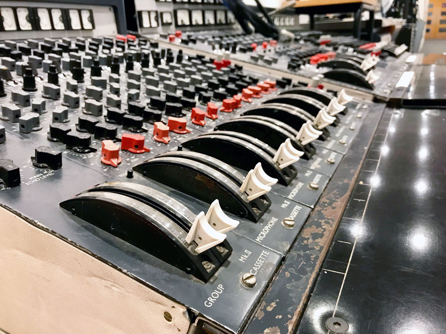 EMI-Mixing-Console-fuer-Audiosummierung.jpg