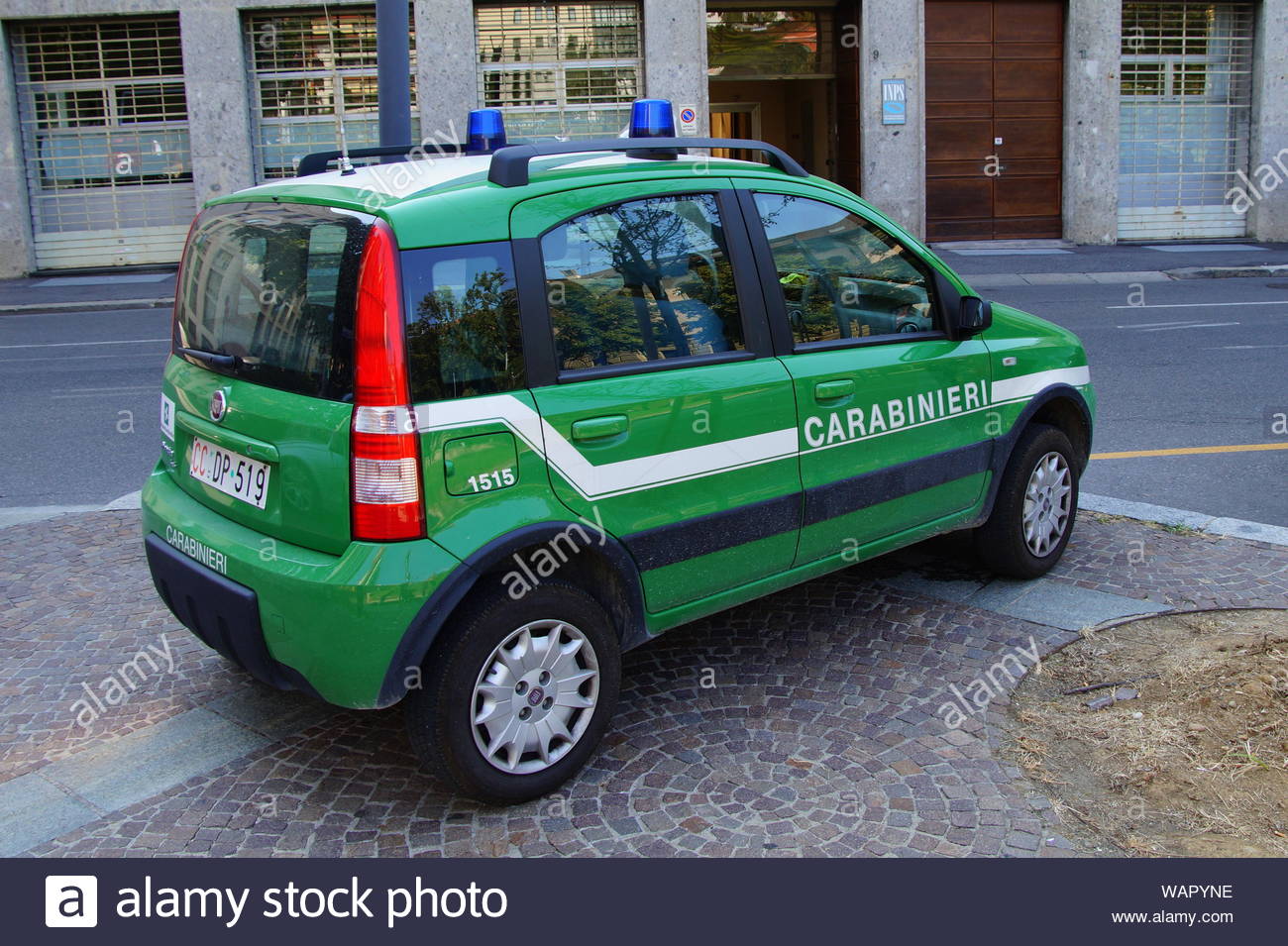 bergamo-lombardije-italy-august-17-2017-italian-carabinieri-military-police-police-car-fiat-pa...jpg