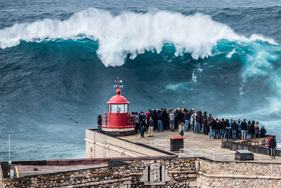 giant-wave-nazare-portugal.jpg