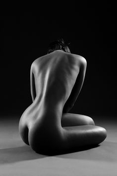 27256bc2a554f0e031d8131fcbb173f6--female-body-photography-nude-photography.jpg