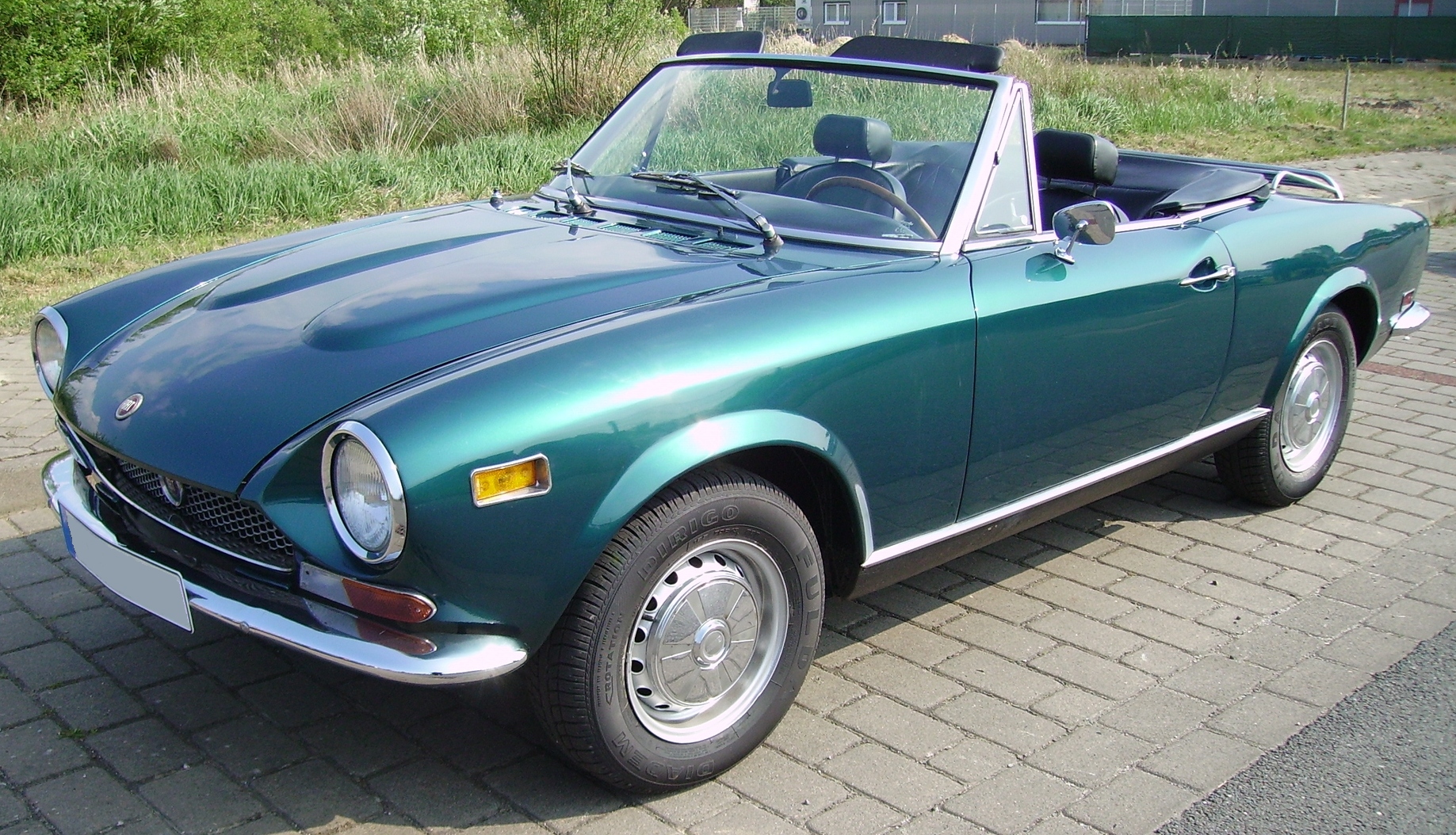 Fiat_124_Spider_turquoise.jpg