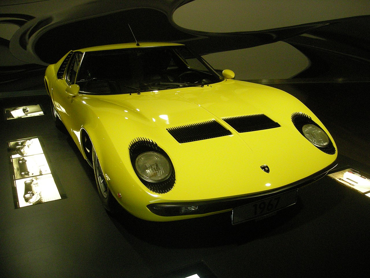 1280px-Wolfsburg_Jun_2012_121_(Autostadt_-_1967_Lamborghini_Miura).jpg