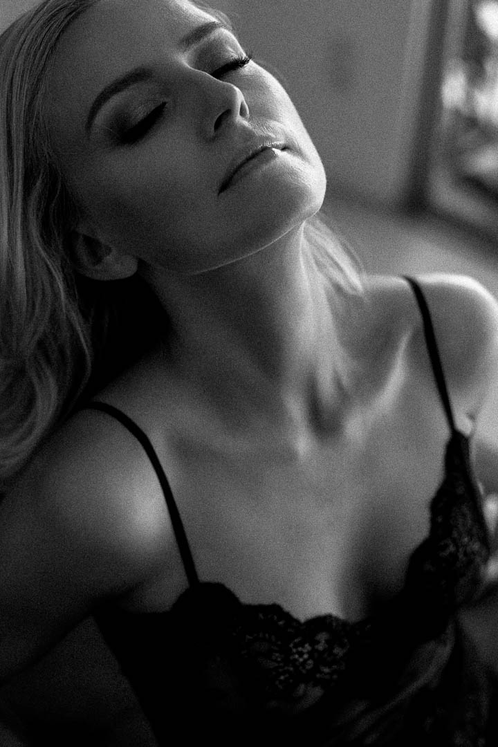 Blond+bombshell+black+and+white+photo+Brooklyn+boudoir_1.jpg