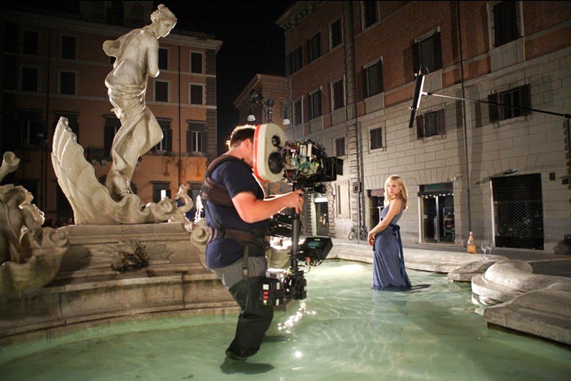 kristen-bell-set-rome-fountain.jpg