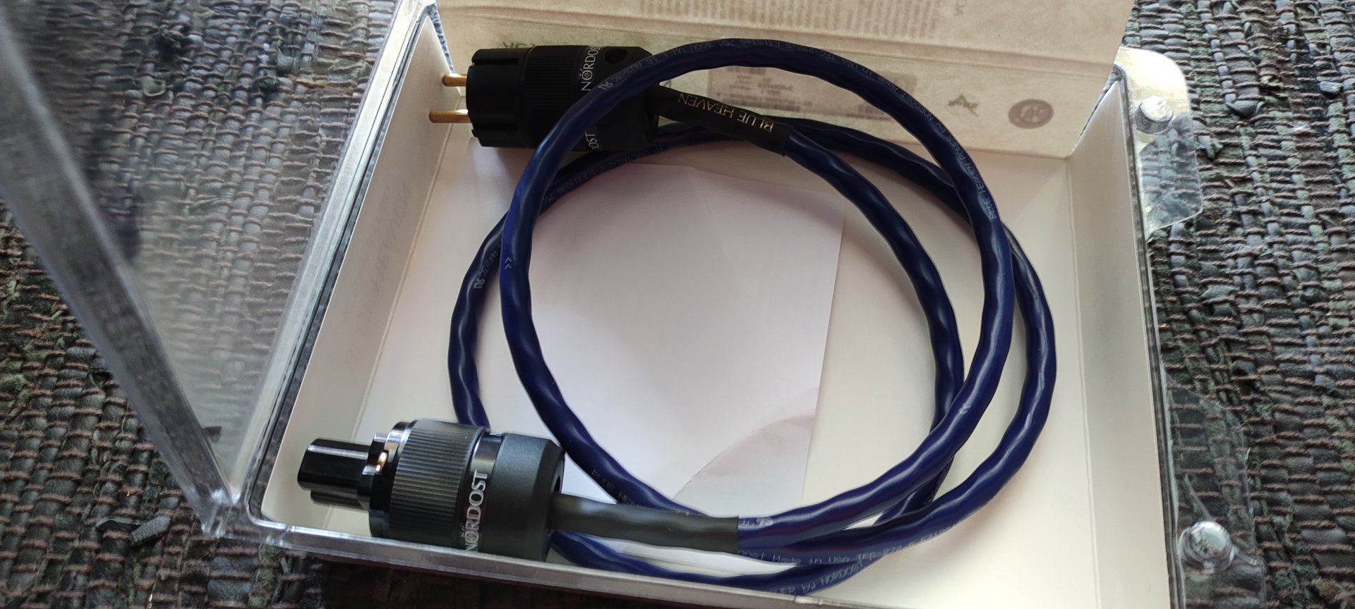 Wireworld Aurora 7 Power Cable και Nordost Blue Heaven Power Cord AVsite