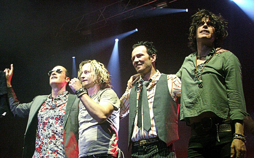 Stone_temple_pilots_lineup_on_stage_cropped.jpg