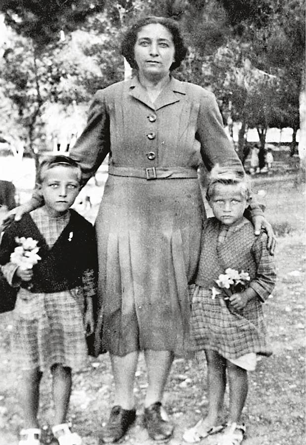 Η Ειρήνη και η Μαρίζα Κωχ ( (δεξιά) με τη μαμά Μαργαρίτα..jpg