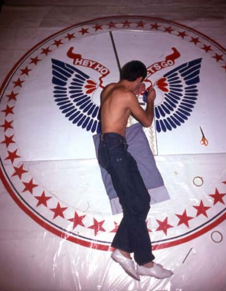 Arturo Vega painting a banner with The Ramones’ logo, one of the most enduring brands in rock ...jpg