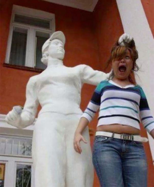 c2b0aa8f-people-playing-with-statues-funny-posing-25-59350cfc76dc8__605.jpg
