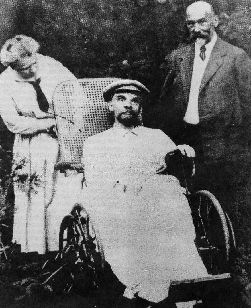 Vladimir Lenin's last photo. He had had three strokes at this point and was completely mute, 1...jpg