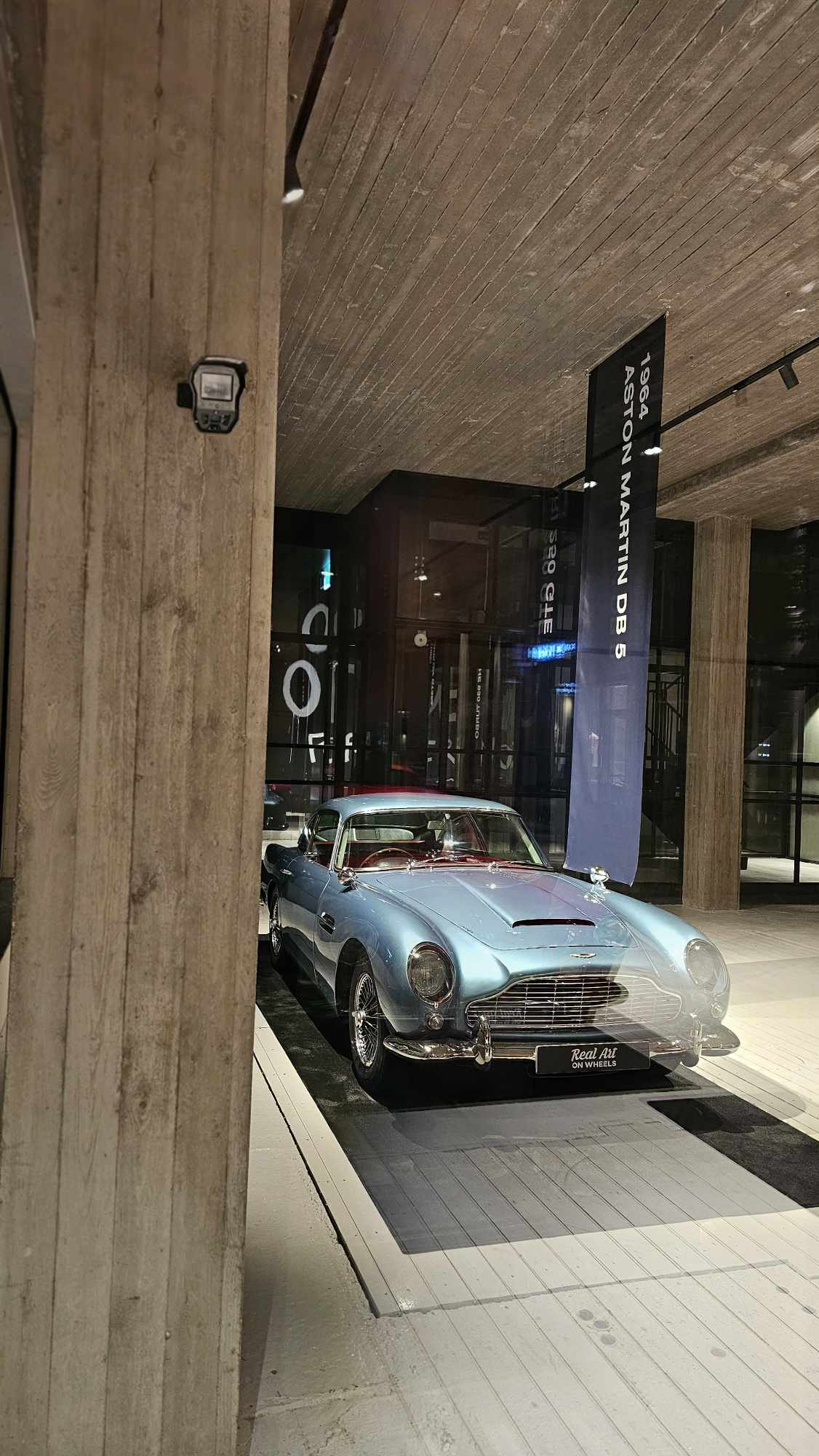Aston Martin 2.jpg