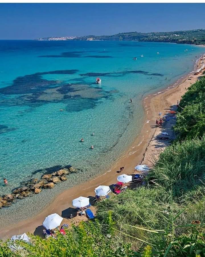 Περουλια Beach 2.jpg