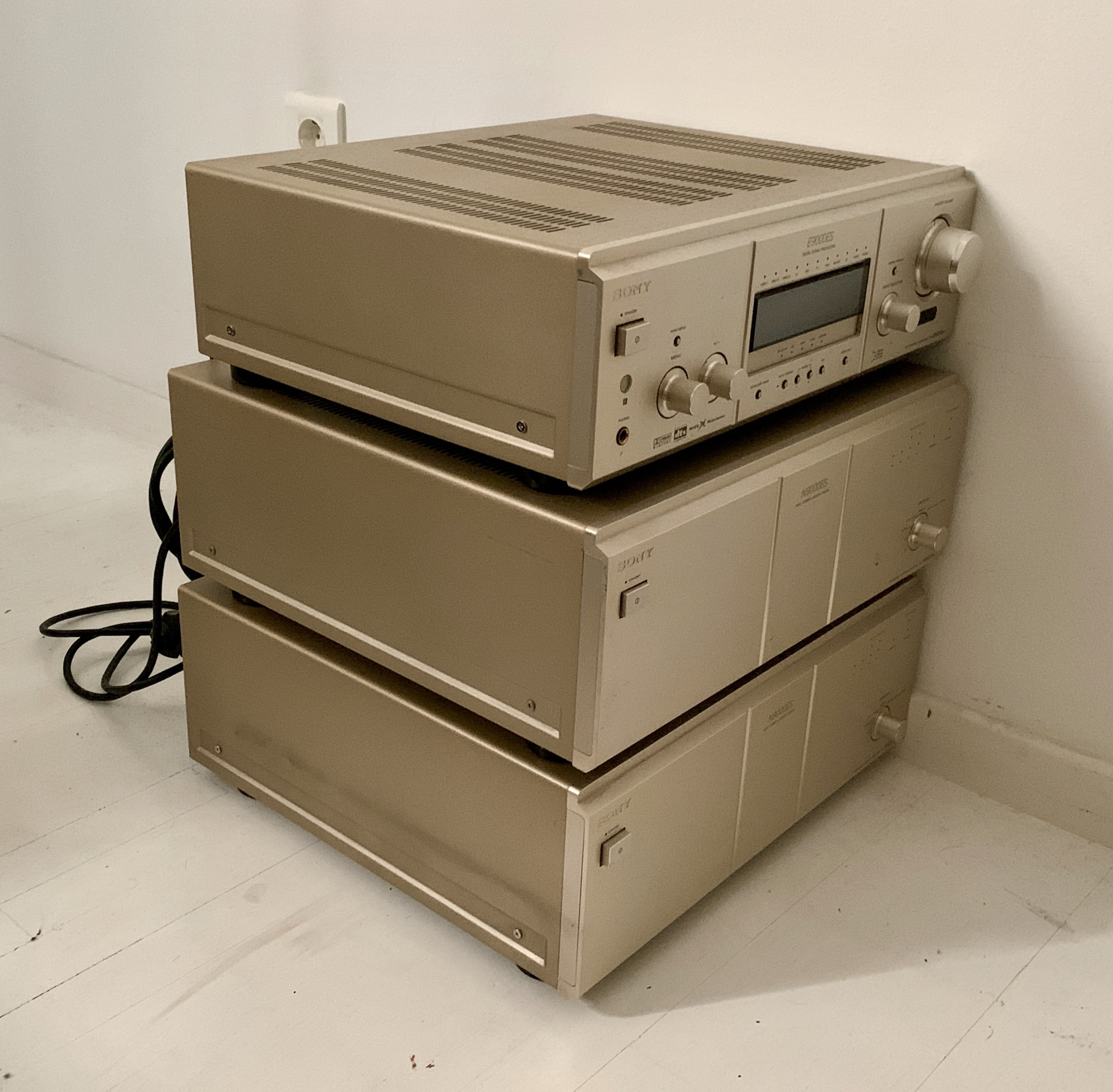 Sony TA-E9000ES & 2 TA-N9000ES pre+power Amps [FAULTY].jpeg