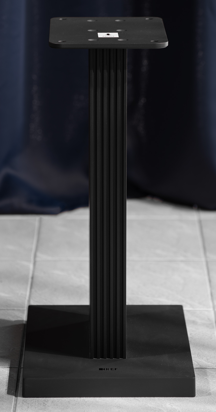 Kef_S3_Stand_Black_for_R3_Meta_DSC4769.jpg