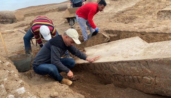 Tο Αιγυπτιακό Υπουργείο Τουρισμού και Αρχαιοτήτων δημοσίευσε τη Δευτέρα 25/4 φωτογραφία με αρχαιολόγους να εργάζονται στα ερείπια ενός ναού για τον Δία-Κάσιο, στον αρχαιολογικό χώρο Tell el-Farma -στη βορειοδυτική γωνία της χερσονήσου του Σινά.