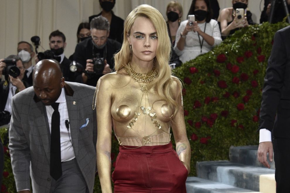 Η Cara Delevingne φορώντας χρυσά αυτοκόλλητα θηλών στο Met Gala 2022