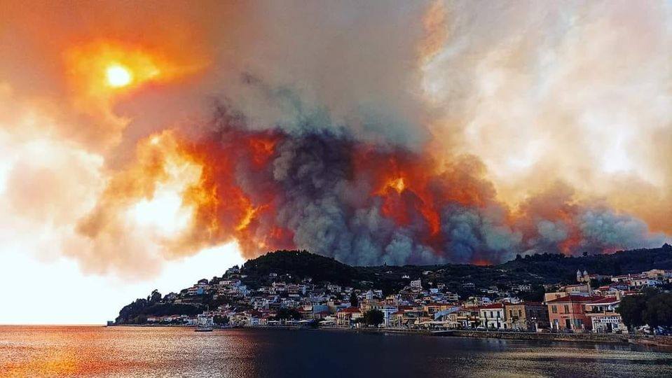 Μπορεί να είναι εικόνα φωτιά και εξωτερικοί χώροι