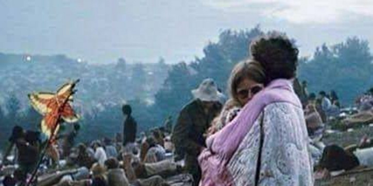 Ζευγάρι αγκαλιά στο Woodstock