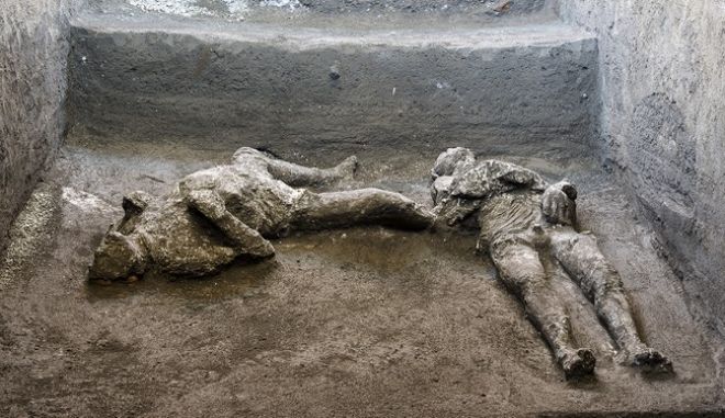 Αρχαιολόγοι ανακάλυψαν στα ερείπια της Πομπηίας τα λείψανα ενός πλούσιου κι ενός σκλάβου    