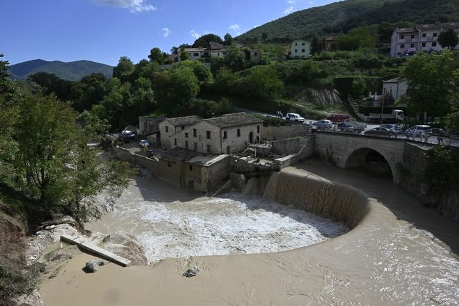 Ιταλία: 10 νεκροί, 50 τραυματίες - Εικόνες αποκάλυψης από την κακοκαιρία