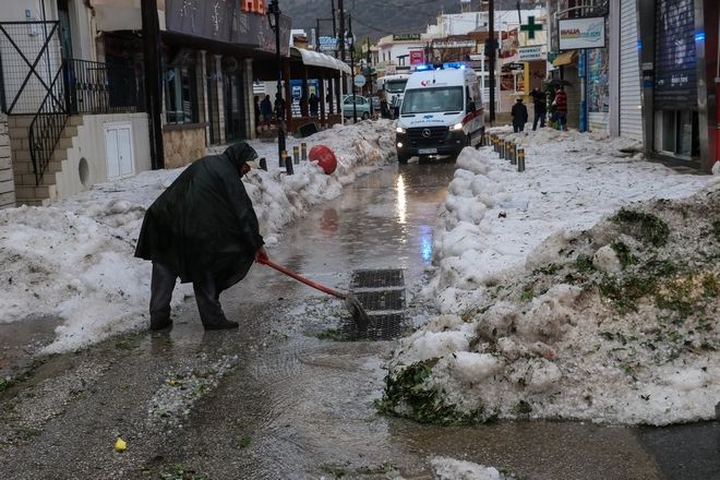 Κρήτη: Εικόνες καταστροφής μετά την έντονη χαλαζόπτωση 