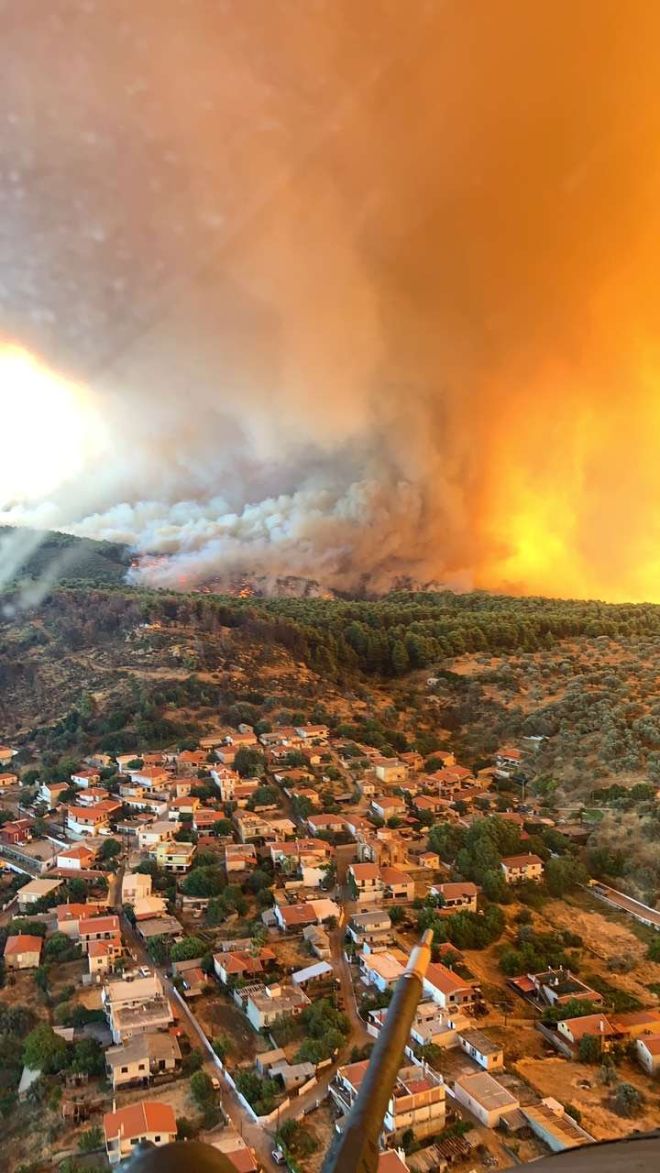 Ο πύρινος εφιάλτης από ψηλά: Φωτογραφικό δέος από τα ελικόπτερα του Στρατού στην Εύβοια