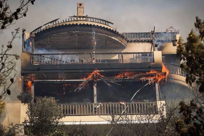 Καίγονται σπίτια από τη φωτιά στην Άνω Γλυφάδα