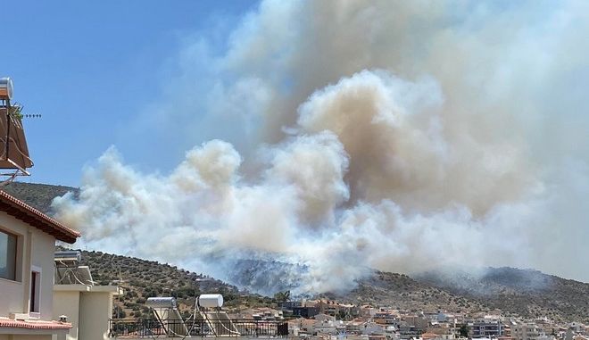 Σε εξέλιξη φωτιά στην Γλυφάδα - Μεγάλη κινητοποίηση από την Πυροσβεστική