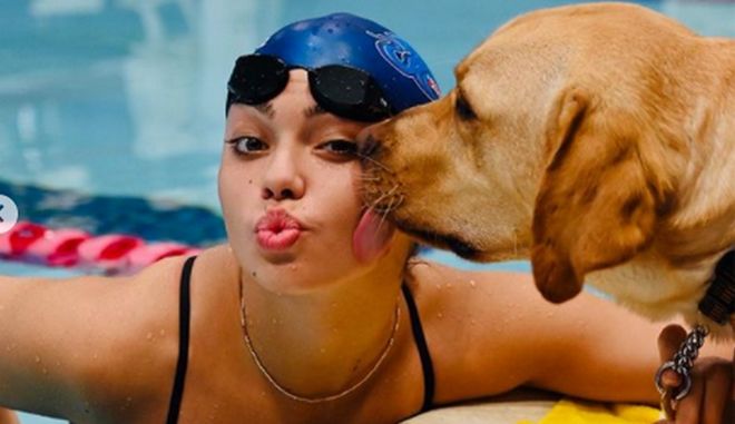 Η παραολυμπιακή κολυμβήτρια Anastasia Pagonis και ο σκύλος οδηγός της Radar